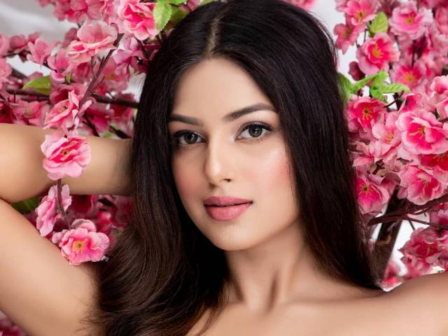 Vẻ đẹp xứng đáng điểm 10 của nữ thạc sĩ Ấn Độ vừa lên ngôi Hoa hậu Hoàn vũ 2021