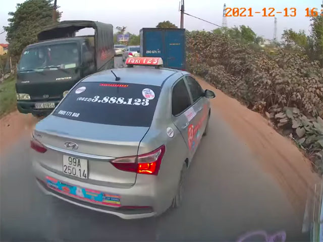 Video: Pha bứt tốc nhanh và ”điền vào chỗ trống” dứt khoát của tài xế taxi