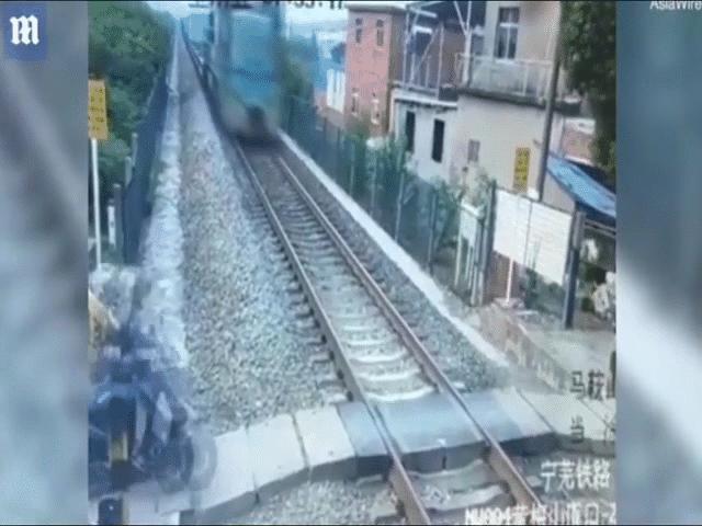 Video: Cố tình băng qua đường ray, người đàn ông bị tàu hỏa đâm trúng nhưng thoát chết khó tin
