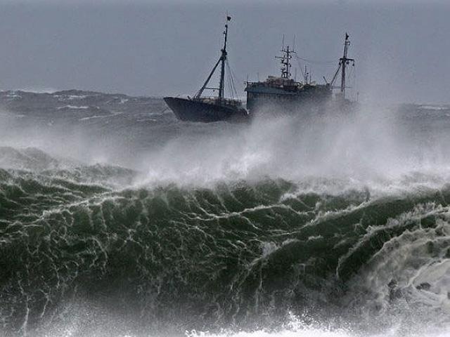 Bão số 9 Rai gây sóng cao 8-10m, có thể đánh đắm tàu thuyền trọng tải lớn