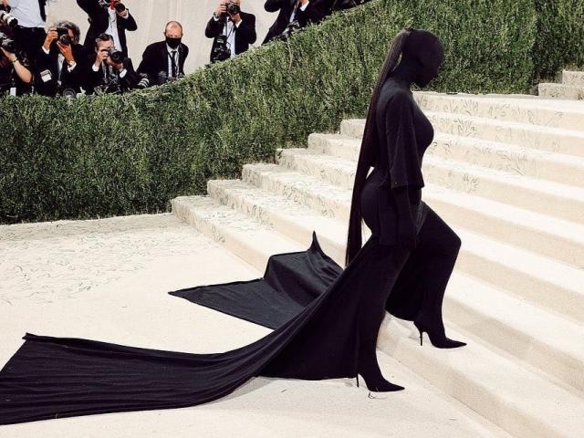 Giải mã phong cách mới nhất của Kim Kardashian