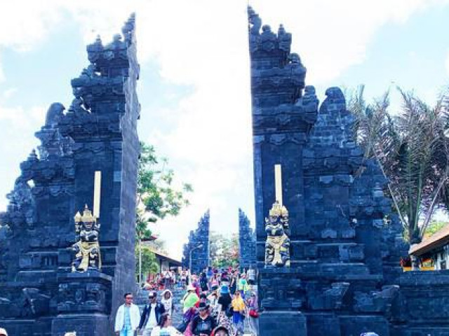 Viếng ‘đền trừ quỷ’ ở thiên đường trăng mật Bali