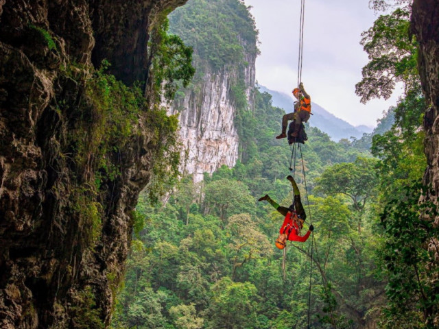 Ngỡ ngàng hố sụt Kong sâu nhất và đẹp nhất Việt Nam