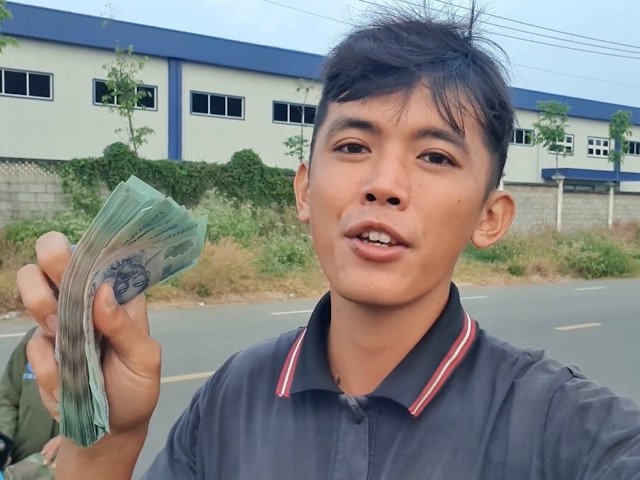 “YouTuber nghèo nhất Việt Nam” tiết lộ mức thu nhập sốc từ YouTube
