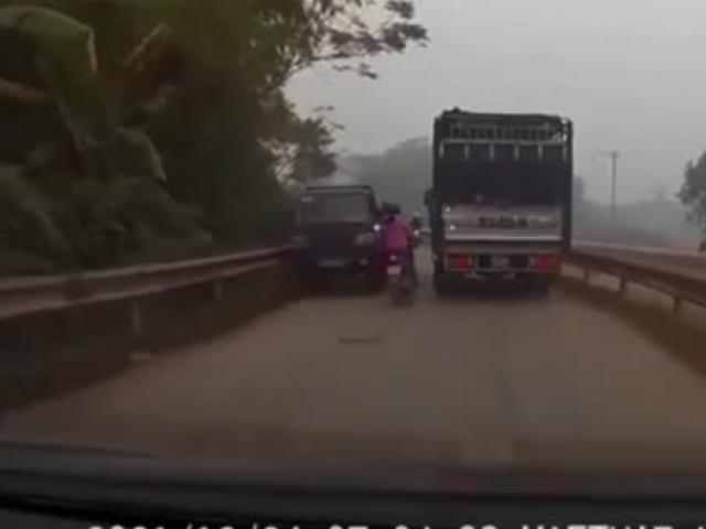 Clip: Vượt ẩu lách giữa 2 ô tô, nữ tài xế gặp nạn, may mắn thoát ”tử thần”
