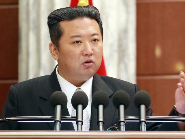 Triều Tiên: Ông Kim Jong Un xuất hiện, gầy chưa từng thấy