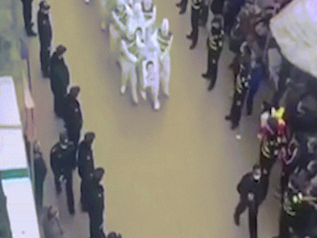 Video: Cảnh sát bắt 4 người vi phạm kiểm dịch diễu phố ở TQ, nặng tay chưa từng có