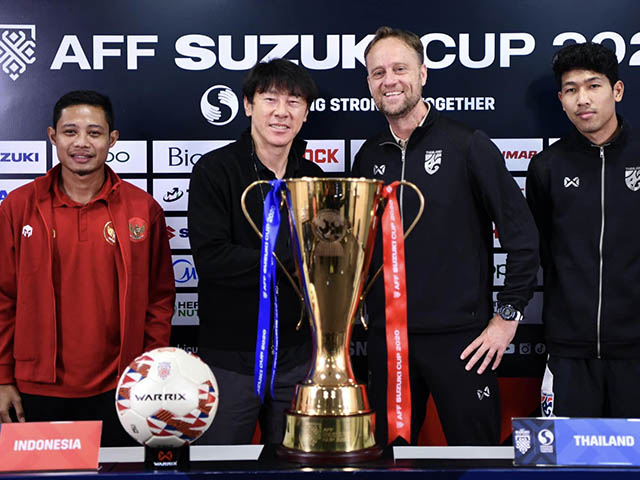 Họp báo chung kết AFF Cup: HLV Thái Lan nói gì về ”chiếc áo phong thủy”?