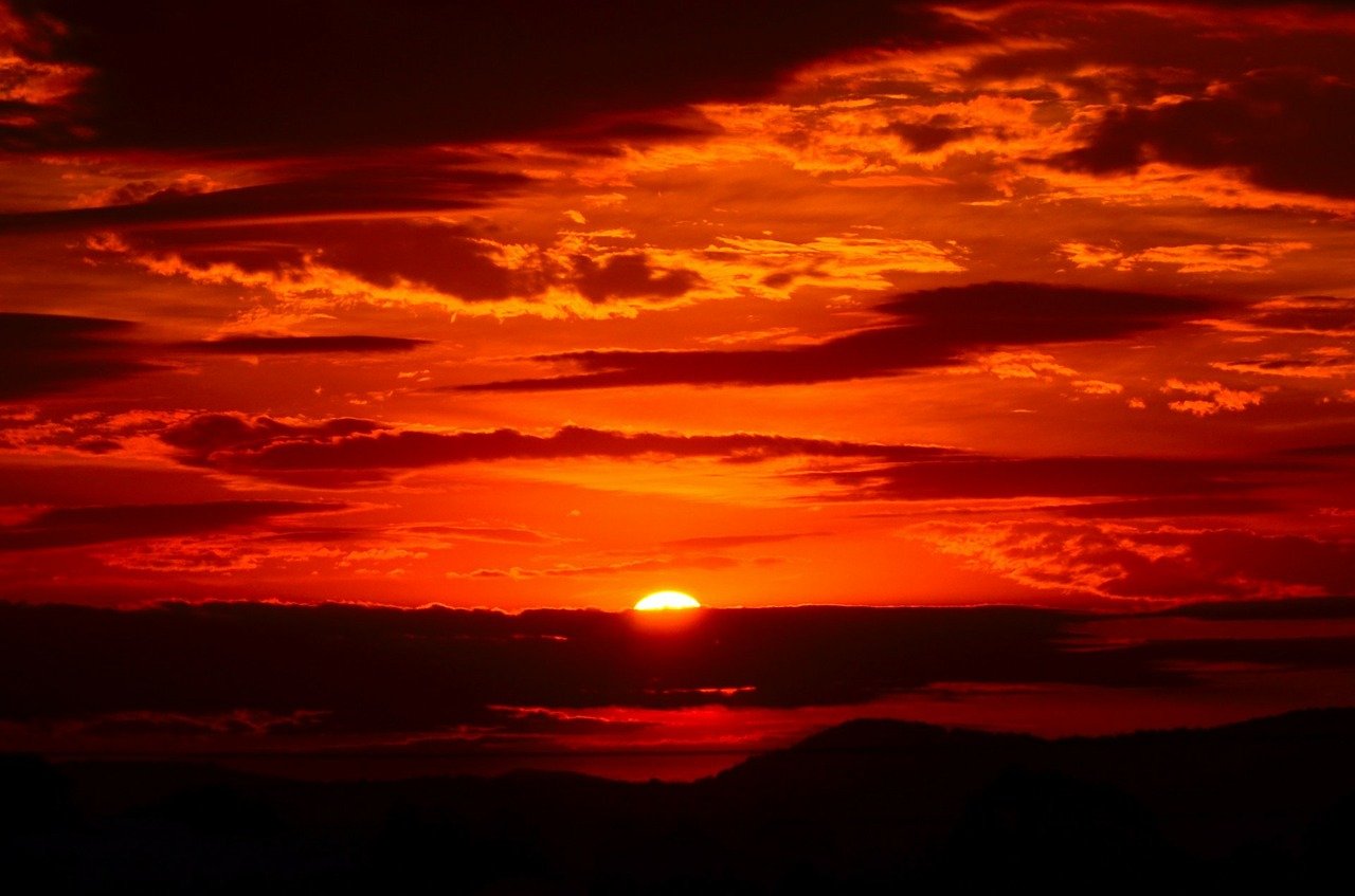 Màu đỏ đầy cảm xúc của bầu trời khi mặt trời lặn sẽ làm say đắm bạn. Bạn sẽ không thể rời mắt khỏi cảnh tượng đầy cảm động của bầu trời mỗi khi hoàng hôn về. Hãy đón xem bức ảnh đẹp nhất của bầu trời màu đỏ tại địa điểm đẹp nhất Việt Nam.
