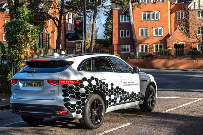 Xe hơi của Jaguar LandRover có khả năng &#34;trò chuyện&#34; với đèn giao thông - 1