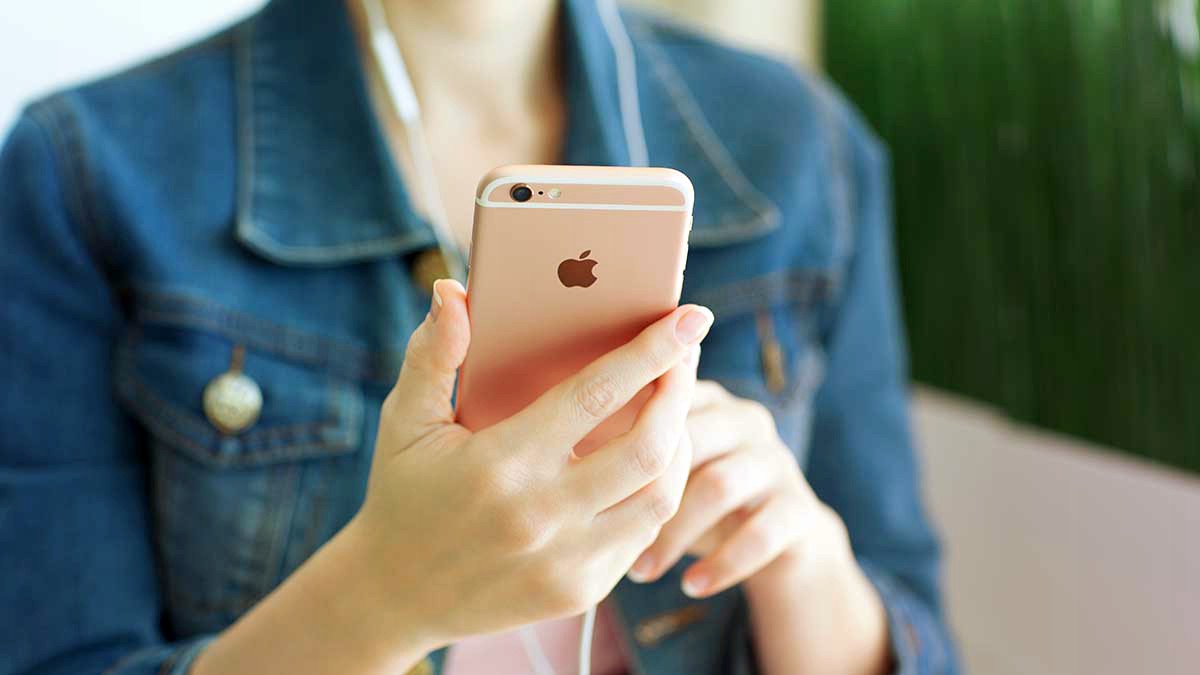 Thích đầm tay, nghe nhạc dễ dàng... mẫu iPhone giá rẻ này rất hợp cho bạn - 1