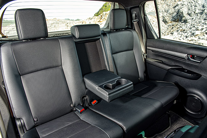 Giá lăn bánh các phiên bản của dòng xe bán tải Hilux vừa ra mắt - 11