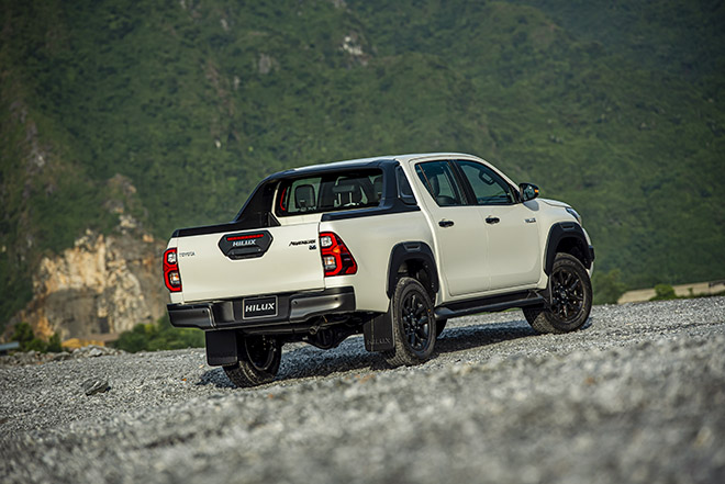 Giá lăn bánh các phiên bản của dòng xe bán tải Hilux vừa ra mắt - 8