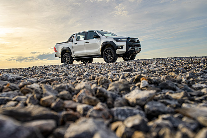 Giá lăn bánh các phiên bản của dòng xe bán tải Hilux vừa ra mắt - 7